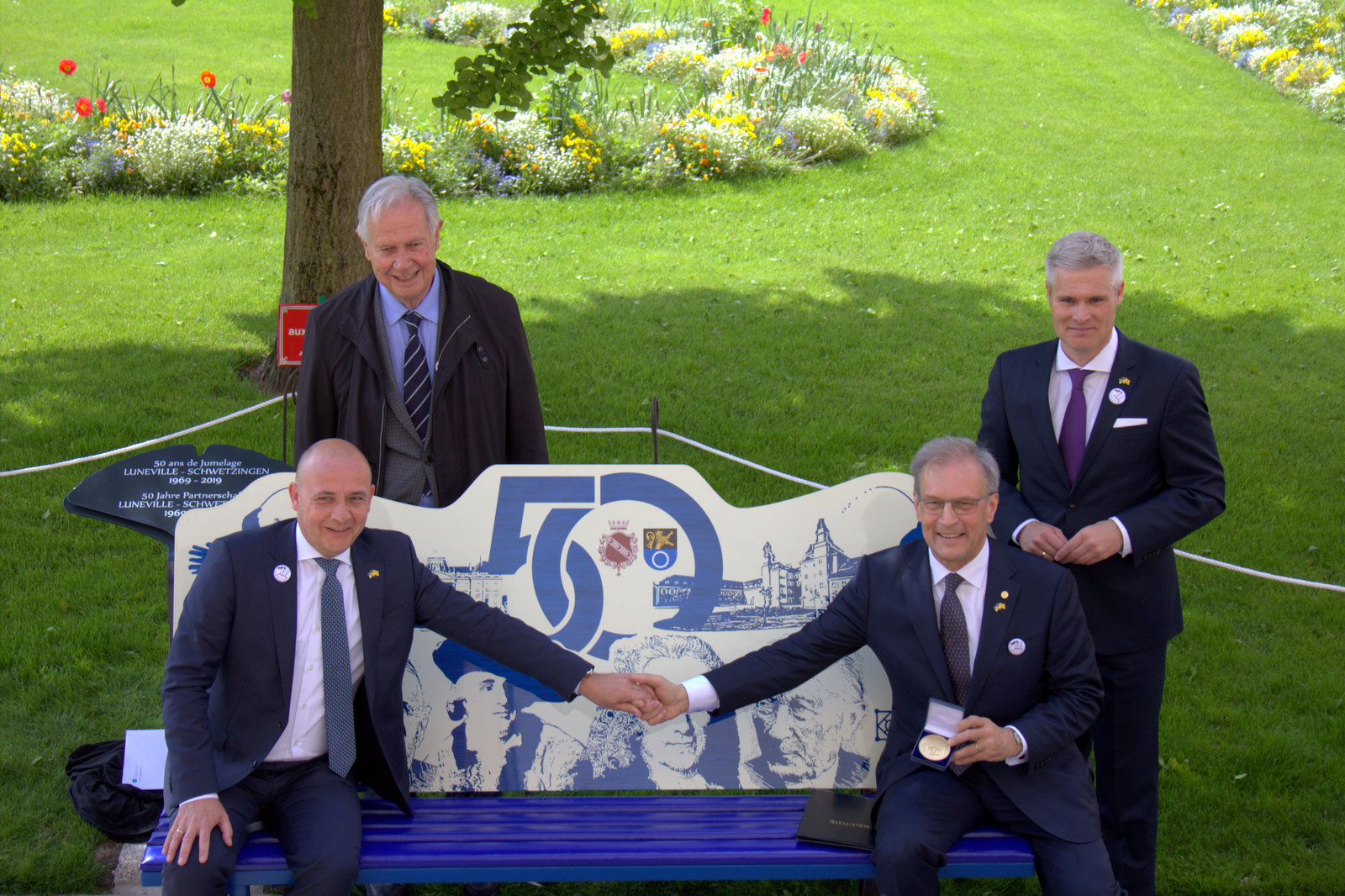 Le jubilé : 50 ans d'amitié entre Lunéville et Schwetzingen. Ici, le banc offert par les Allemands, avec René Pöltl et Jacques Lamblin.