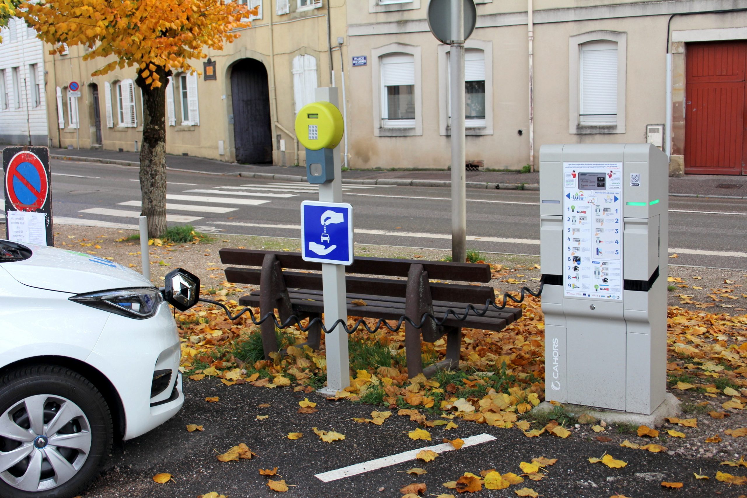 RESPECTEZ les emplacements pour véhicules électriques
